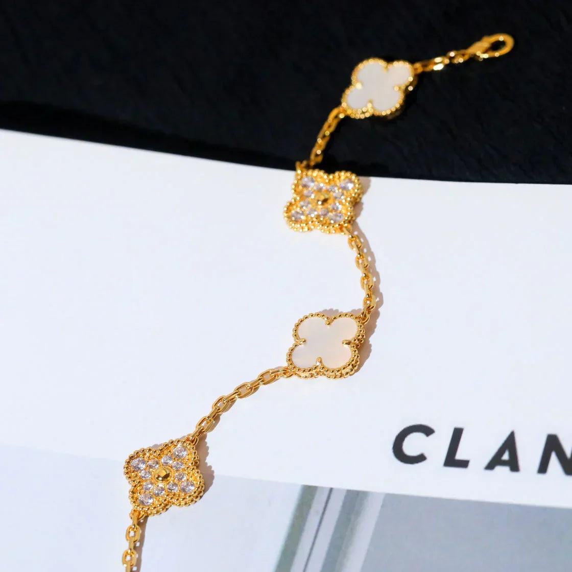 [Auream]CLOVER WHITE PEARL MOP 5 MOTIF BRACELET COLLECTION