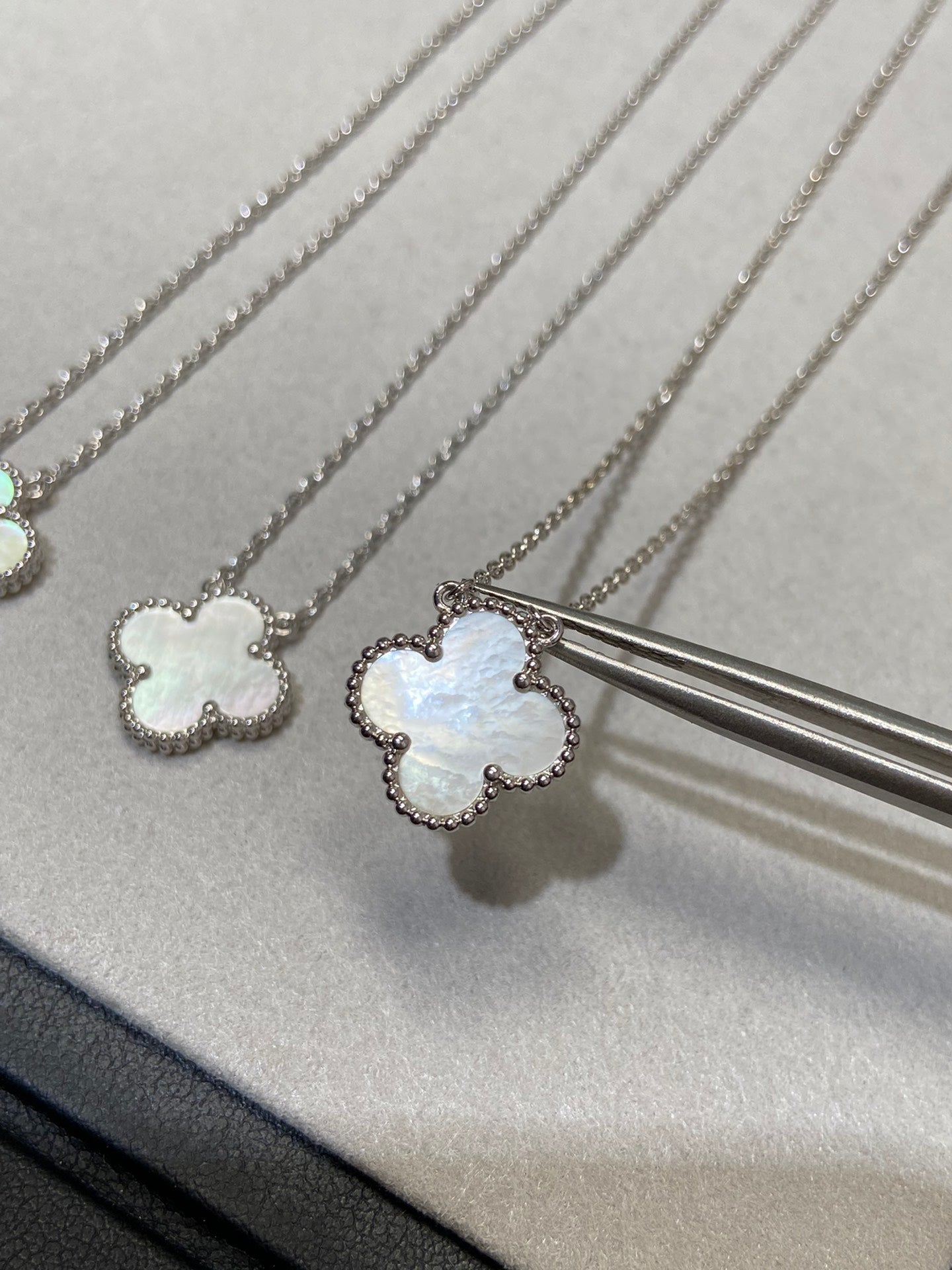 [Auream]CLOVER MEDIUM SILVER WHITE MOP NECKLACE