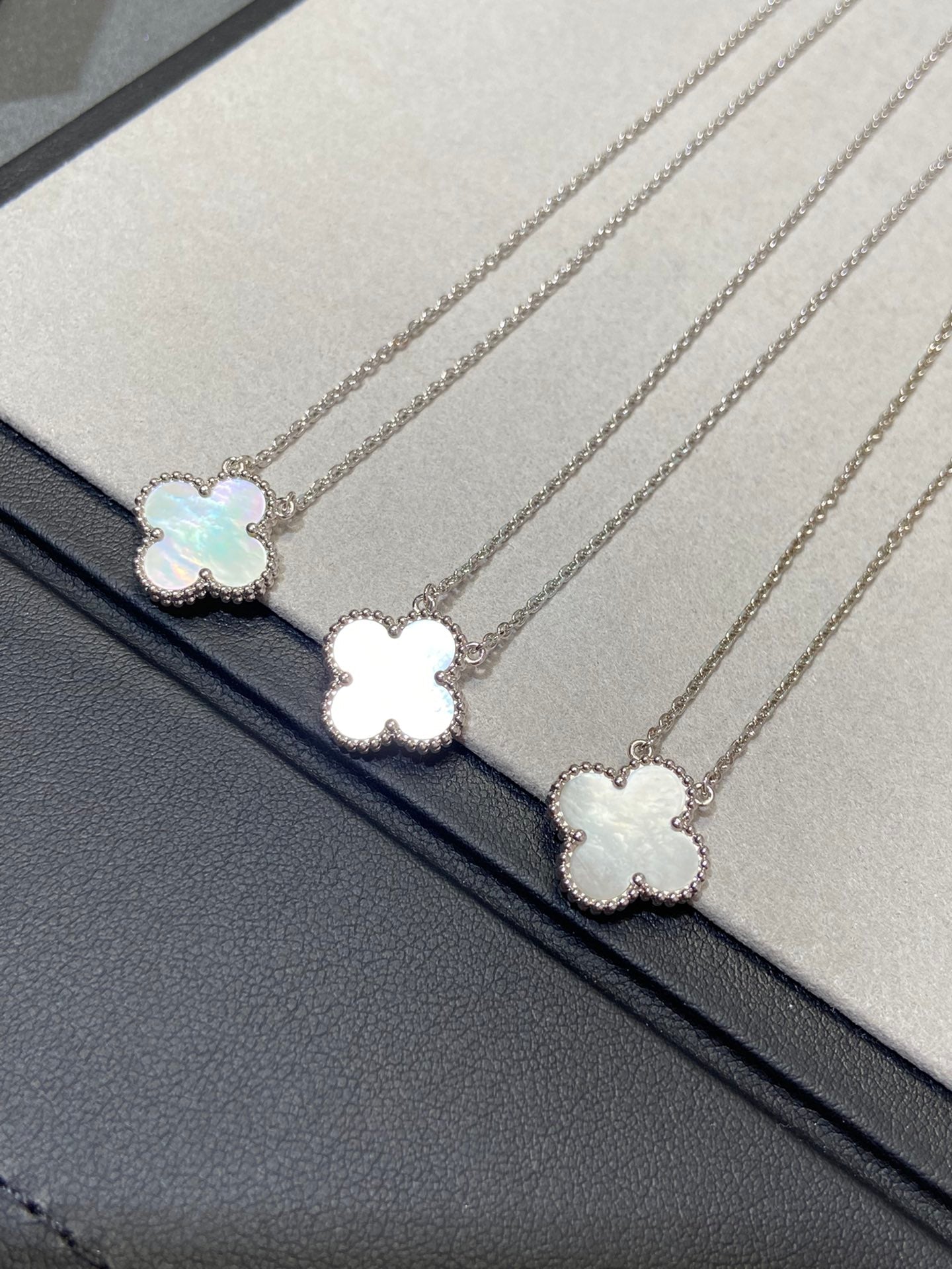 [Auream]CLOVER MEDIUM SILVER WHITE MOP NECKLACE