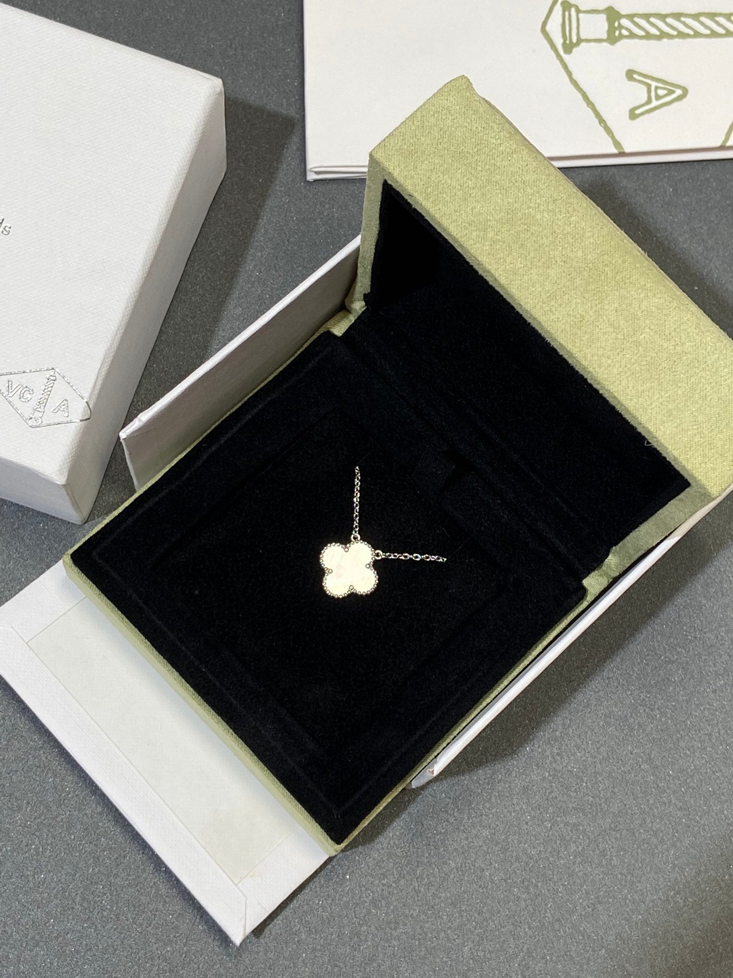 [Auream]CLOVER MEDIUM SILVER WHITE MOP NECKLACE
