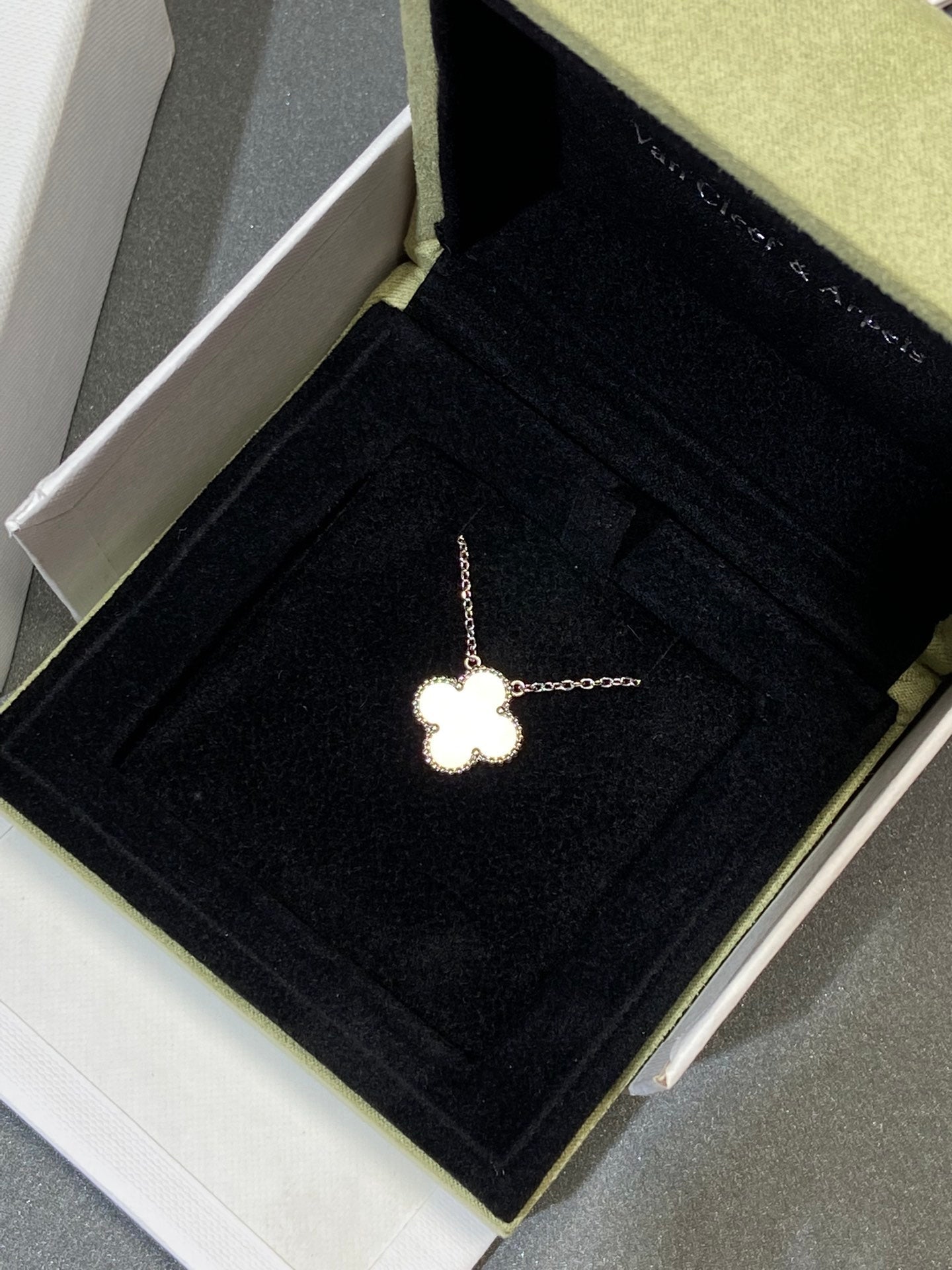 [Auream]CLOVER MEDIUM SILVER WHITE MOP NECKLACE