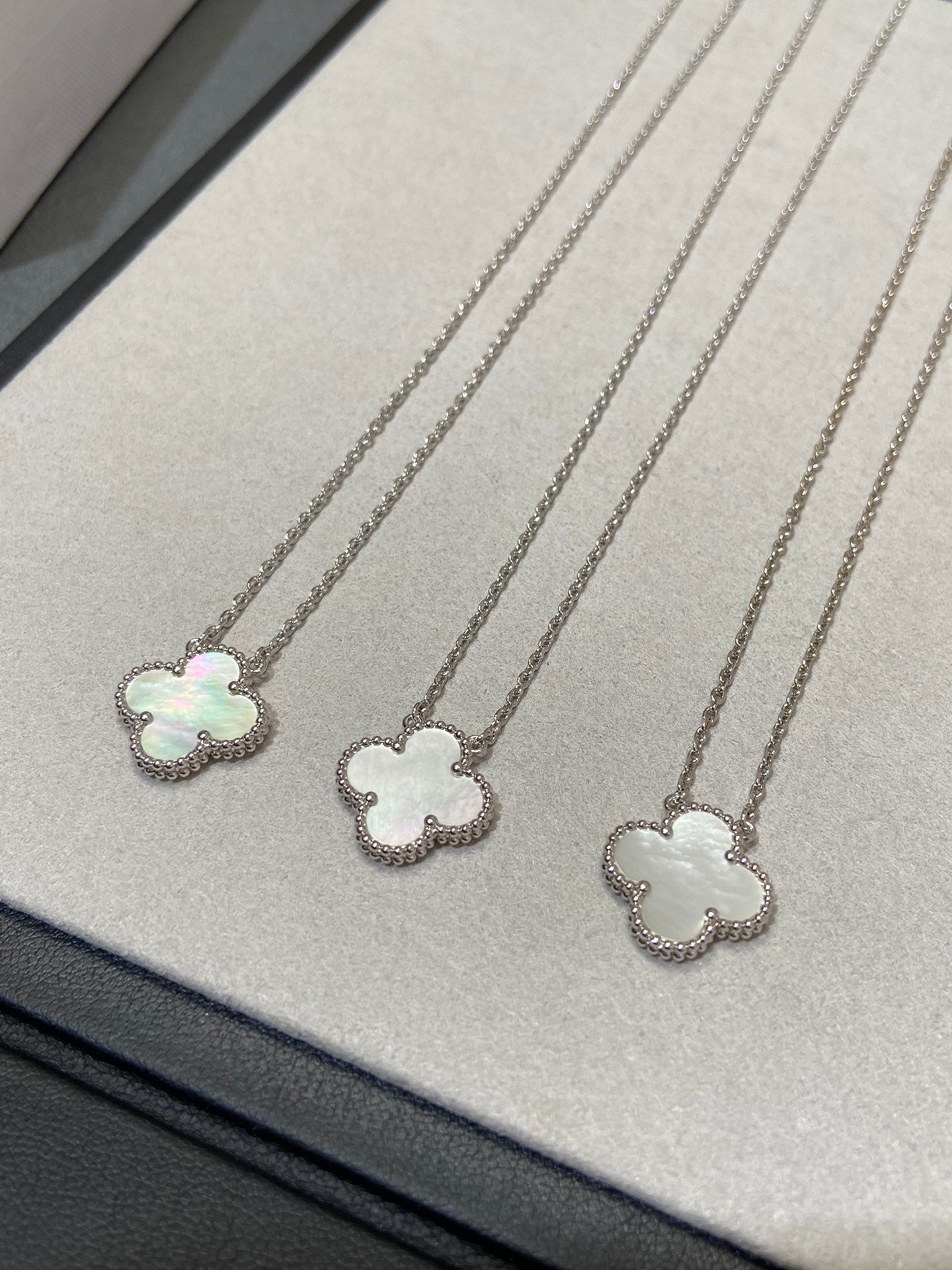 [Auream]CLOVER MEDIUM SILVER WHITE MOP NECKLACE