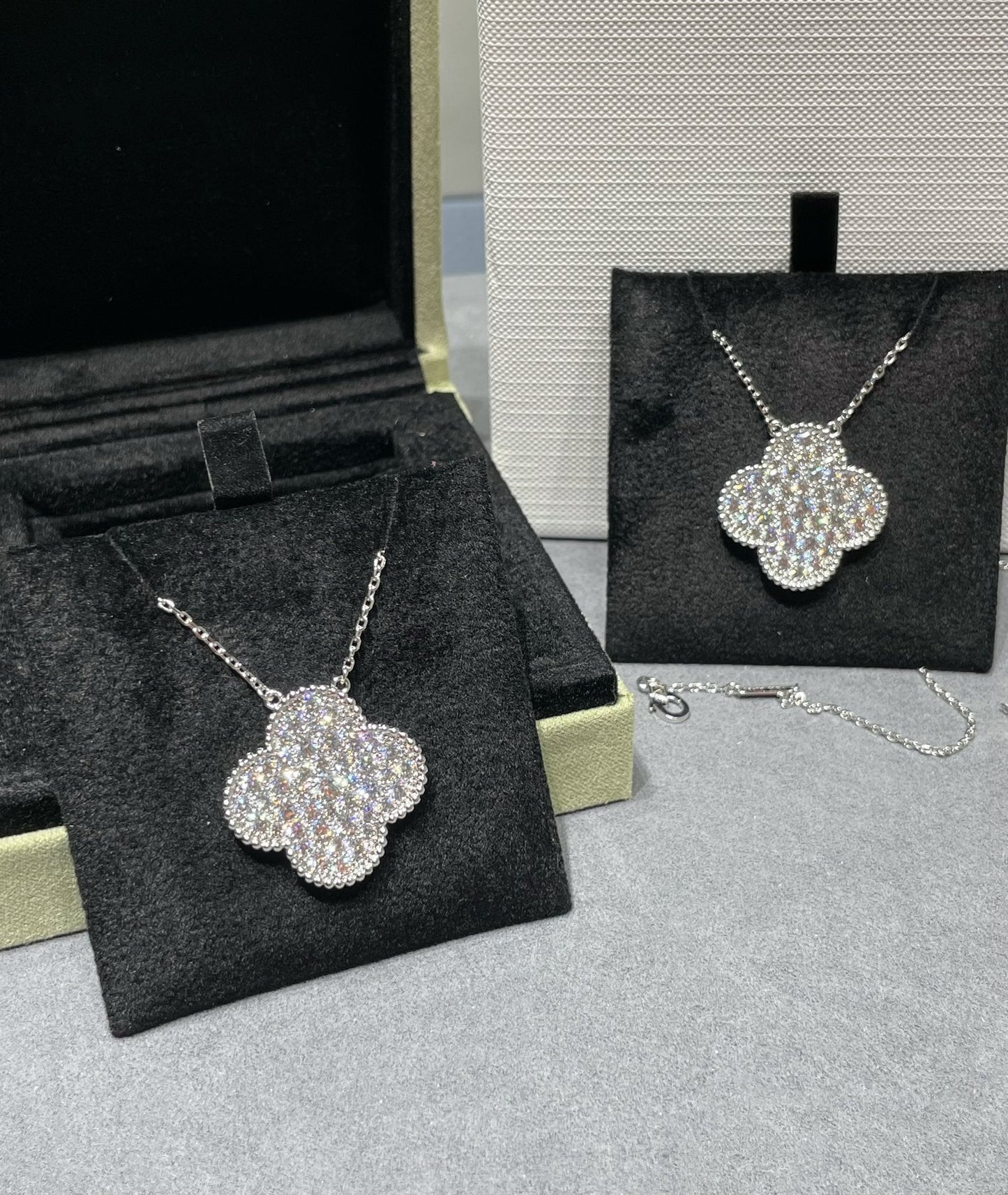 [Auream]CLOVER 25MM LARGE PENDANT DIAMOND PAVED SILVER NECKLACE