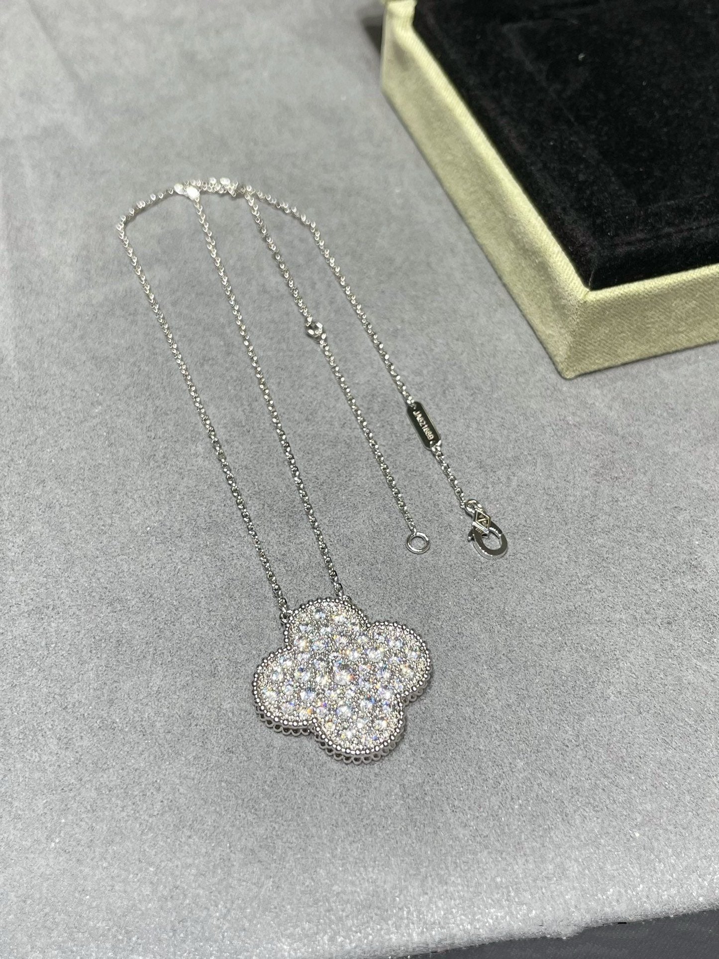 [Auream]CLOVER 25MM LARGE PENDANT DIAMOND PAVED SILVER NECKLACE