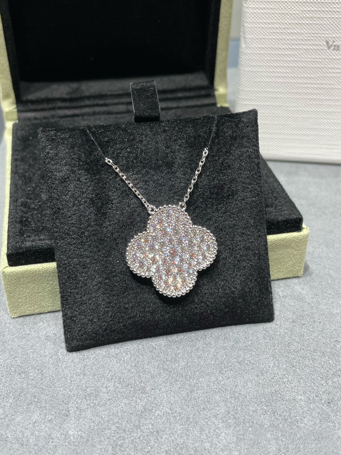 [Auream]CLOVER 25MM LARGE PENDANT DIAMOND PAVED SILVER NECKLACE