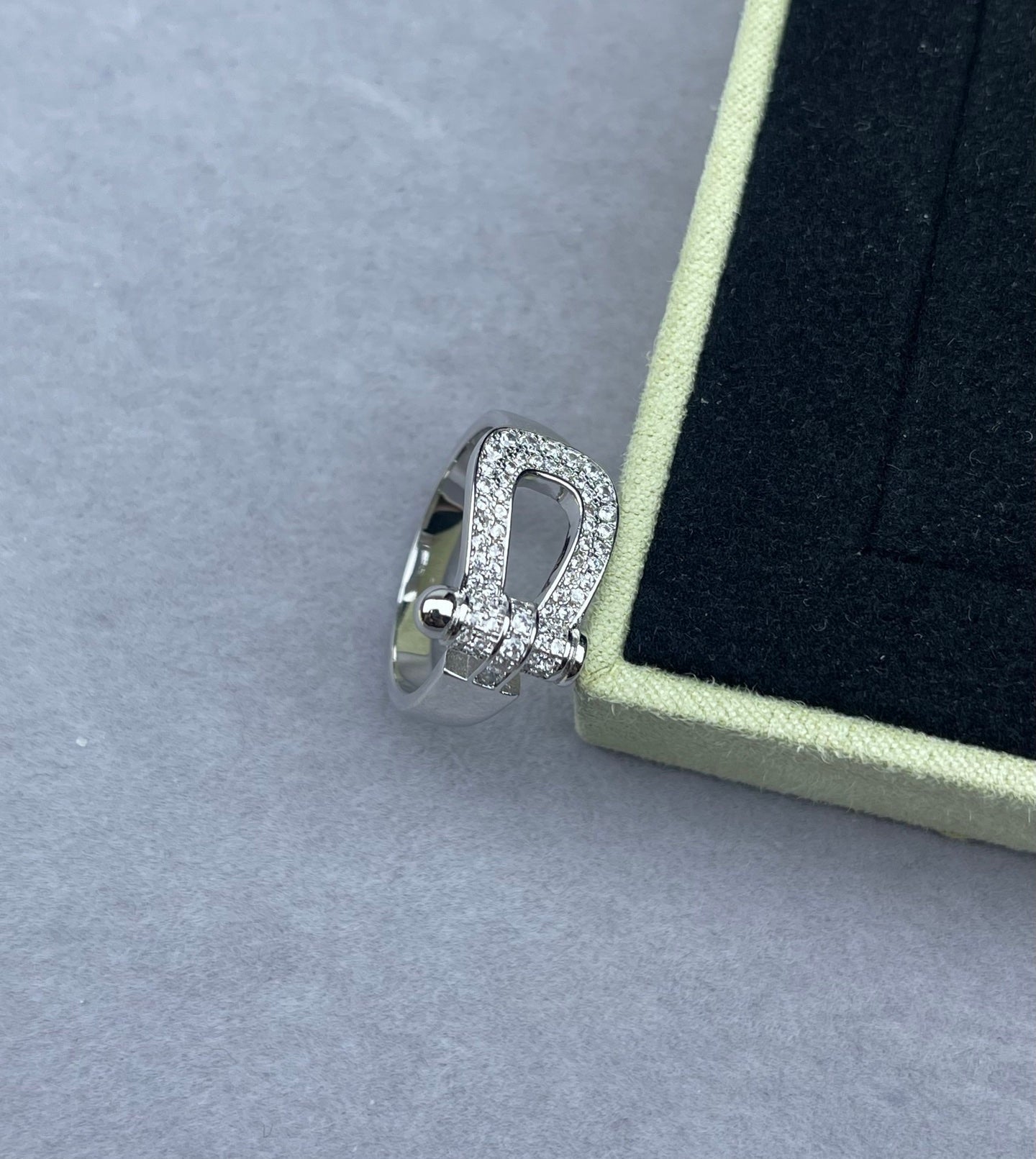 [Auream]Wide Hoof-Shaped Diamond-Studded Ring