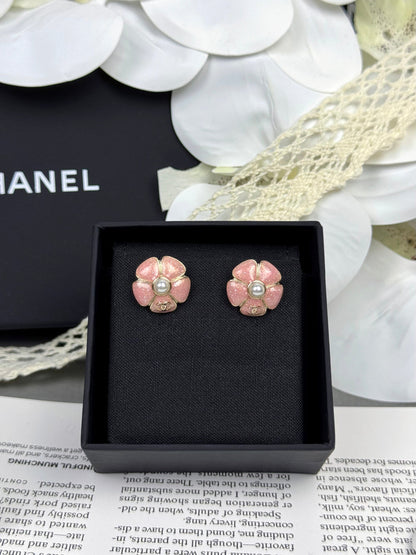 [Auream]26C Pink Camellia Pearl Enamel Stud Earrings