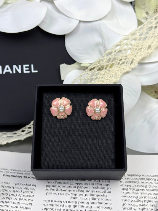 [Auream]26C Pink Camellia Pearl Enamel Stud Earrings