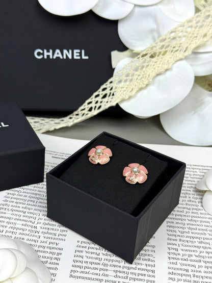 [Auream]26C Pink Camellia Pearl Enamel Stud Earrings
