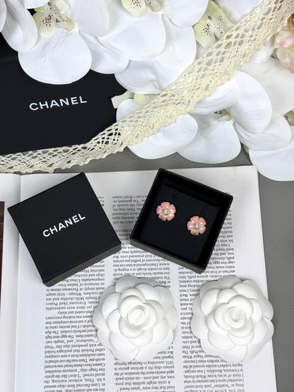 [Auream]26C Pink Camellia Pearl Enamel Stud Earrings