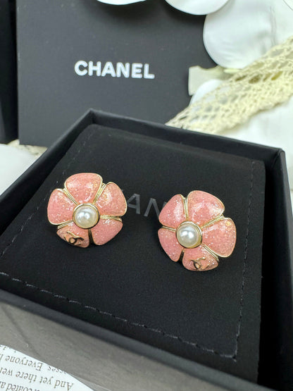 [Auream]26C Pink Camellia Pearl Enamel Stud Earrings
