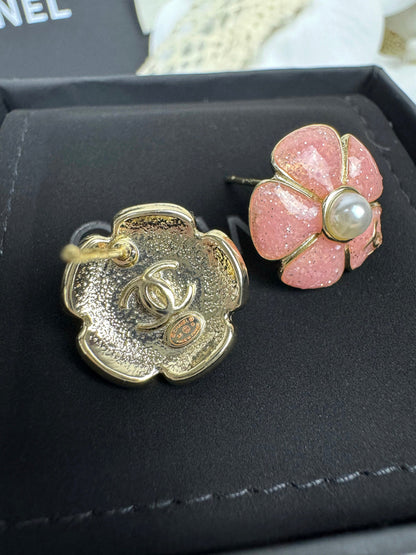 [Auream]26C Pink Camellia Pearl Enamel Stud Earrings
