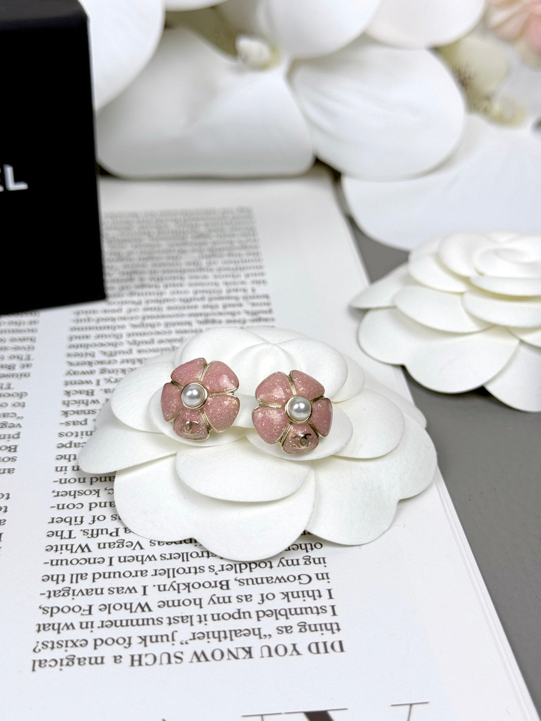 [Auream]26C Pink Camellia Pearl Enamel Stud Earrings