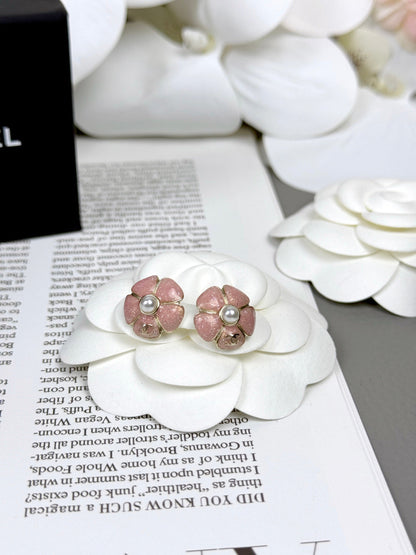 [Auream]26C Pink Camellia Pearl Enamel Stud Earrings