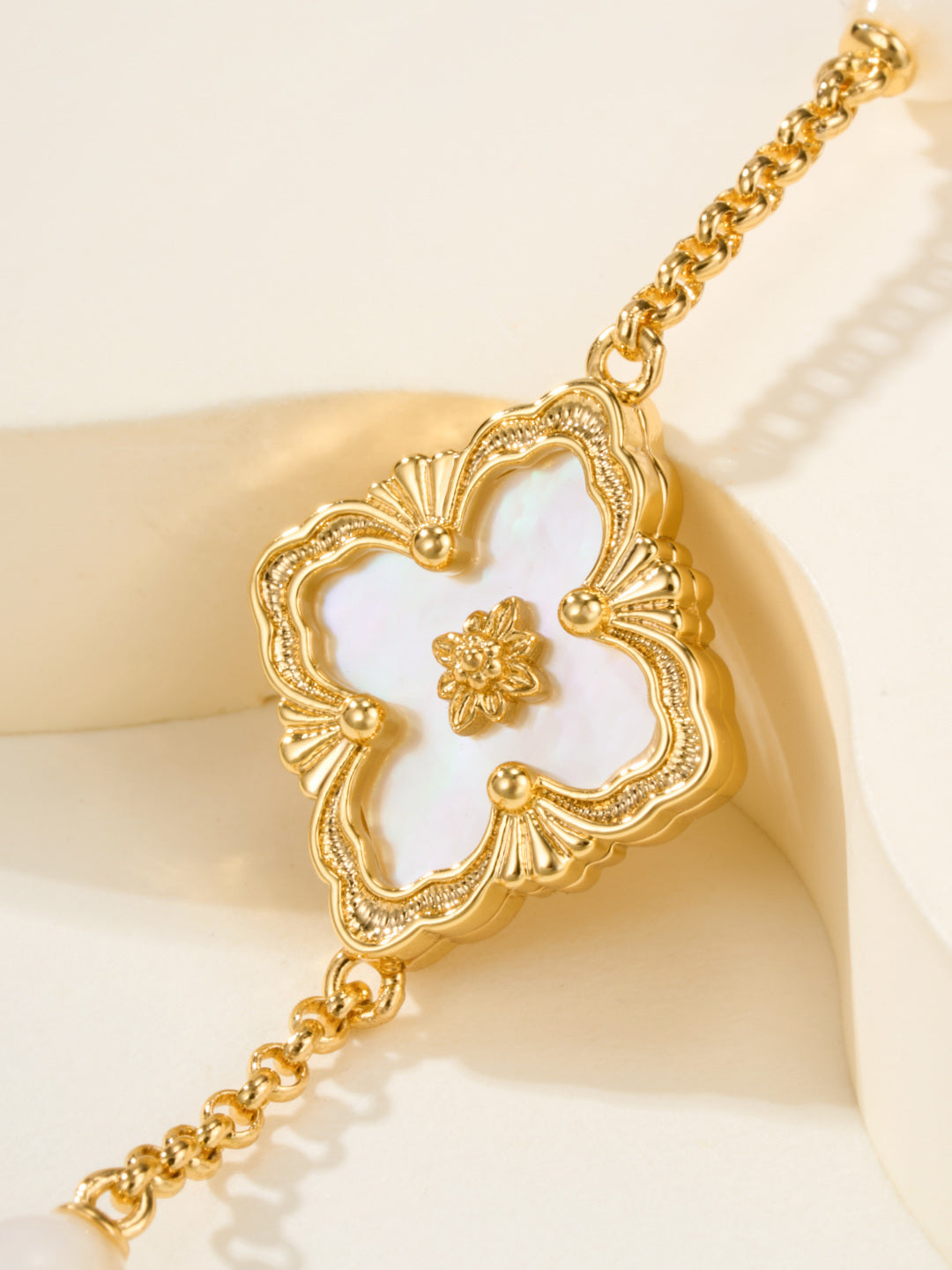 [Auream]B.C.L ENAMELED Three-Flower Bracelet（Trumpet)