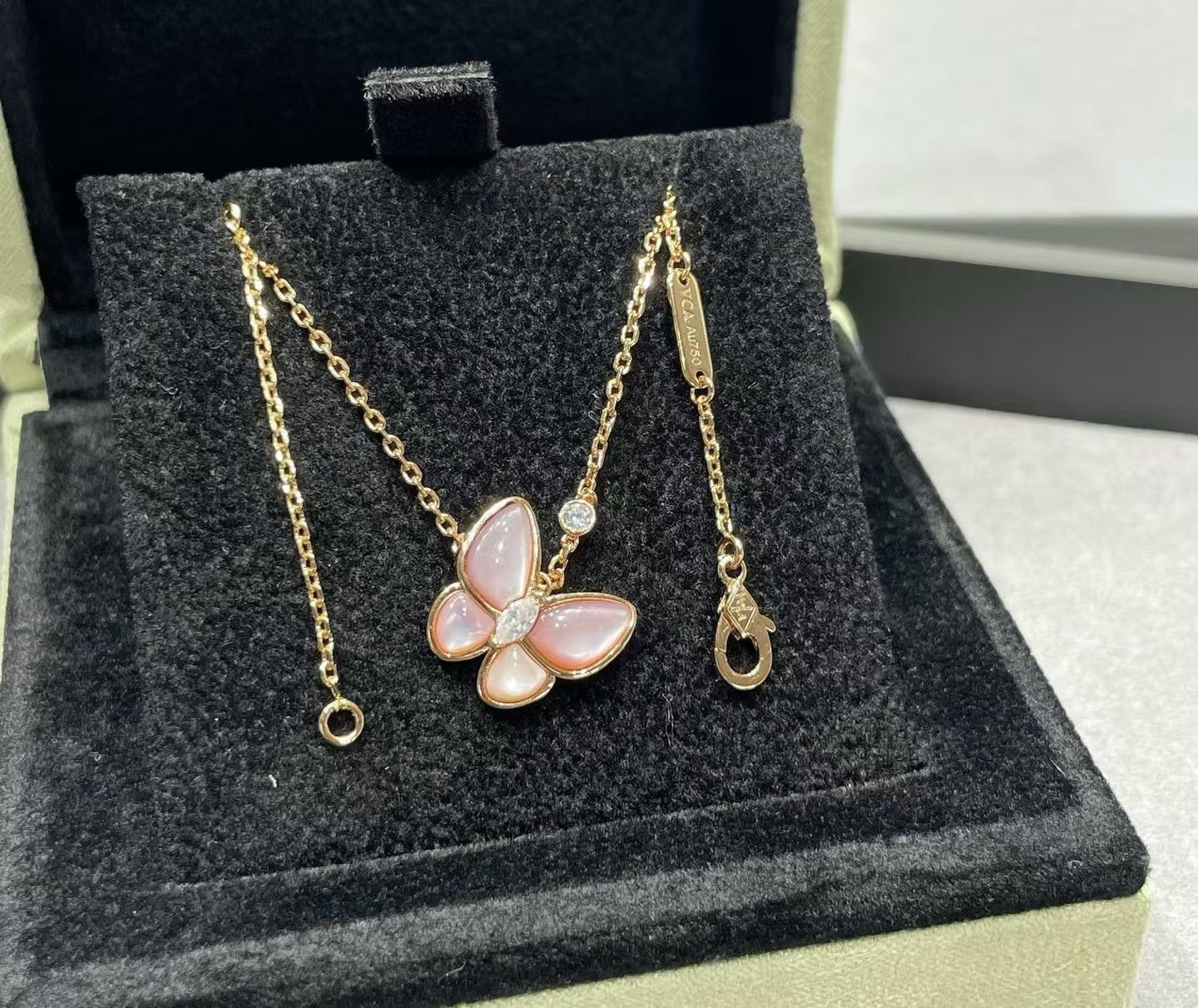 [Auream]BUTTERFLY PINK MOTHER-OF-PEARL DIAMOND NECKLACE