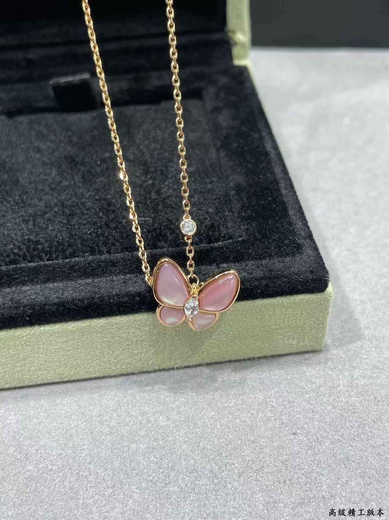 [Auream]BUTTERFLY PINK MOTHER-OF-PEARL DIAMOND NECKLACE