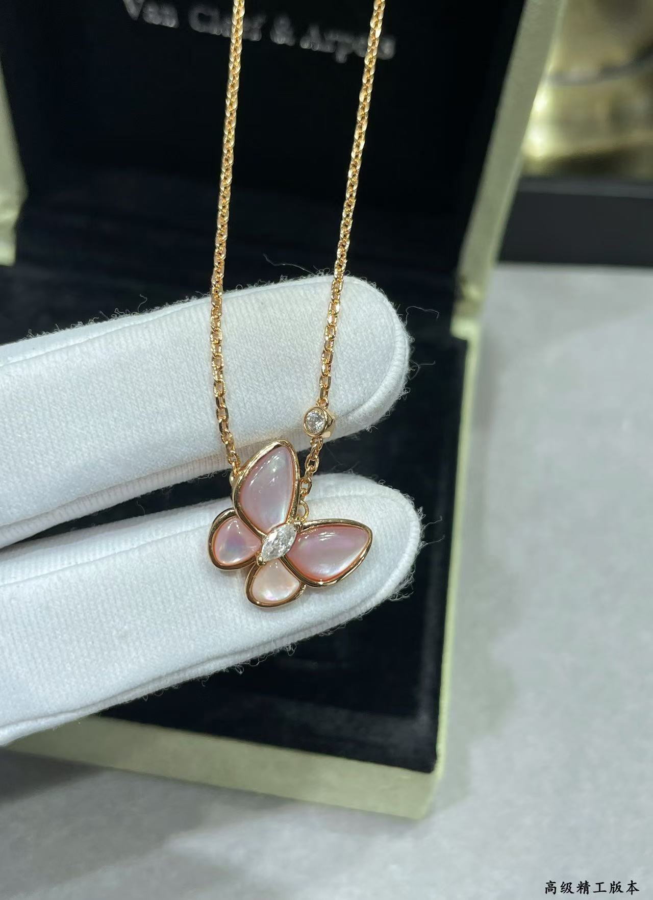 [Auream]BUTTERFLY PINK MOTHER-OF-PEARL DIAMOND NECKLACE