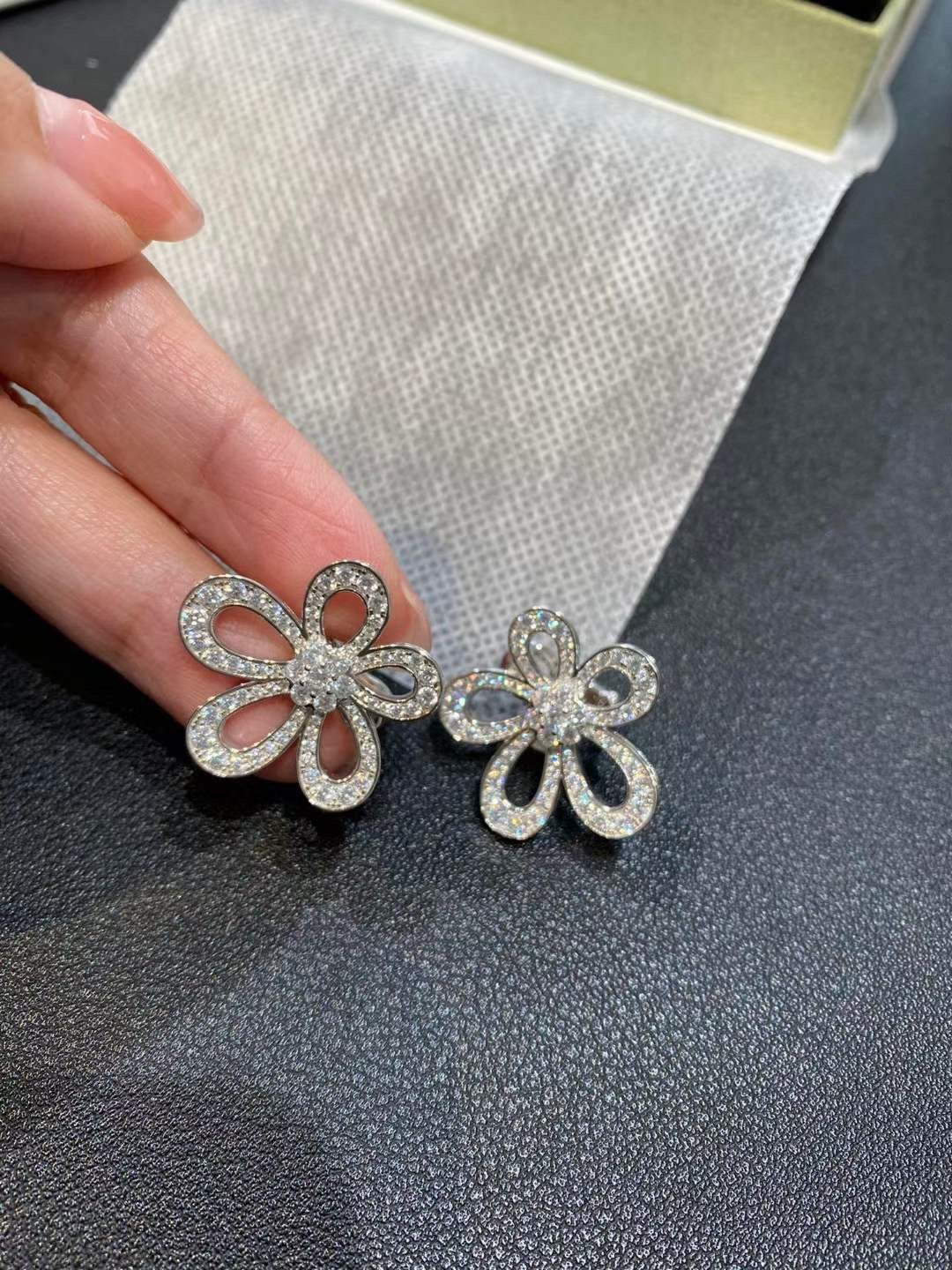 [Auream]FLOWERLACE EARRINGS FULL DIAMONDS
