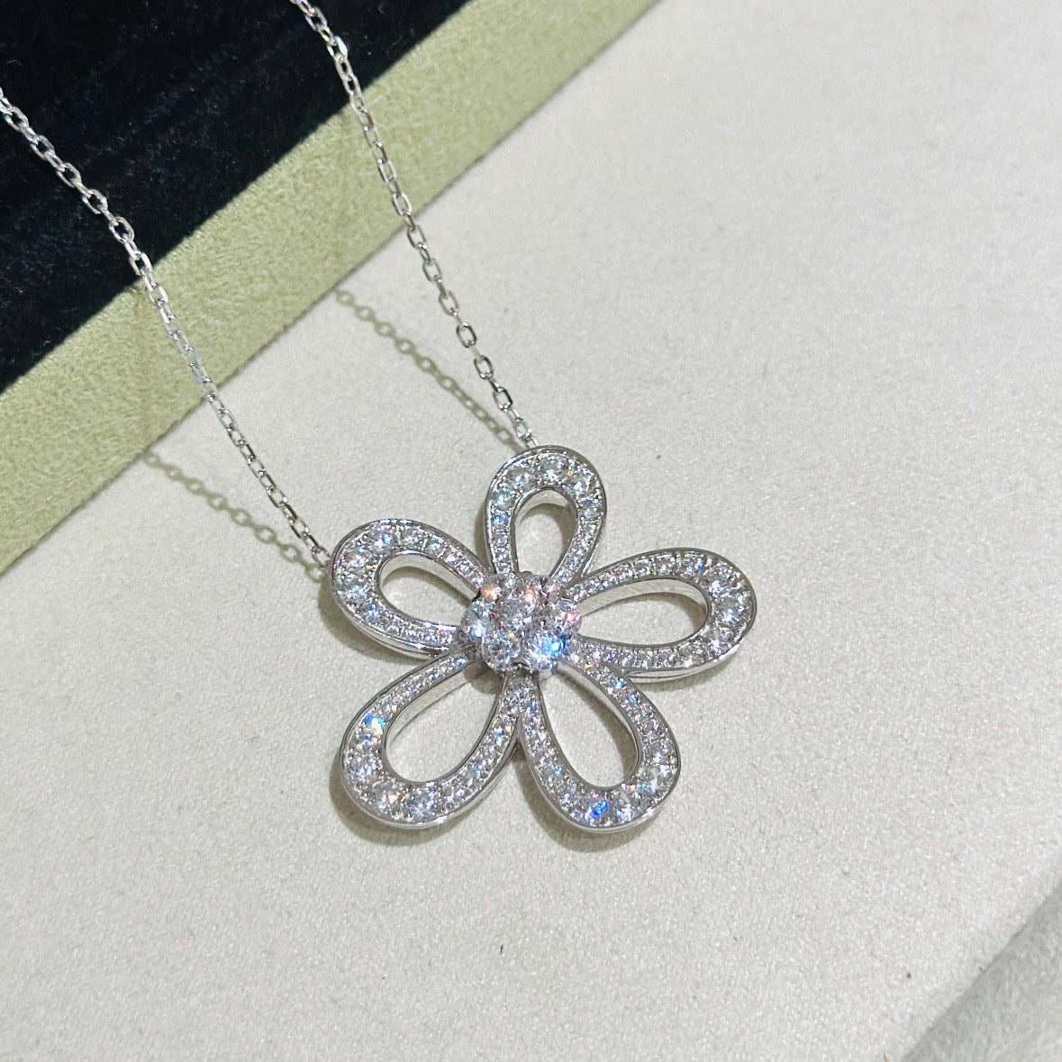 [Auream]FLOWERLACE NECKLACE FULL DIAMONDS