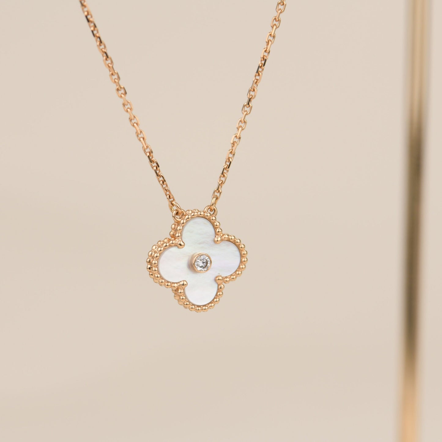 [Auream]CLOVER 15MM DIAMOND WHITE FRITILLARIA NECKLACE