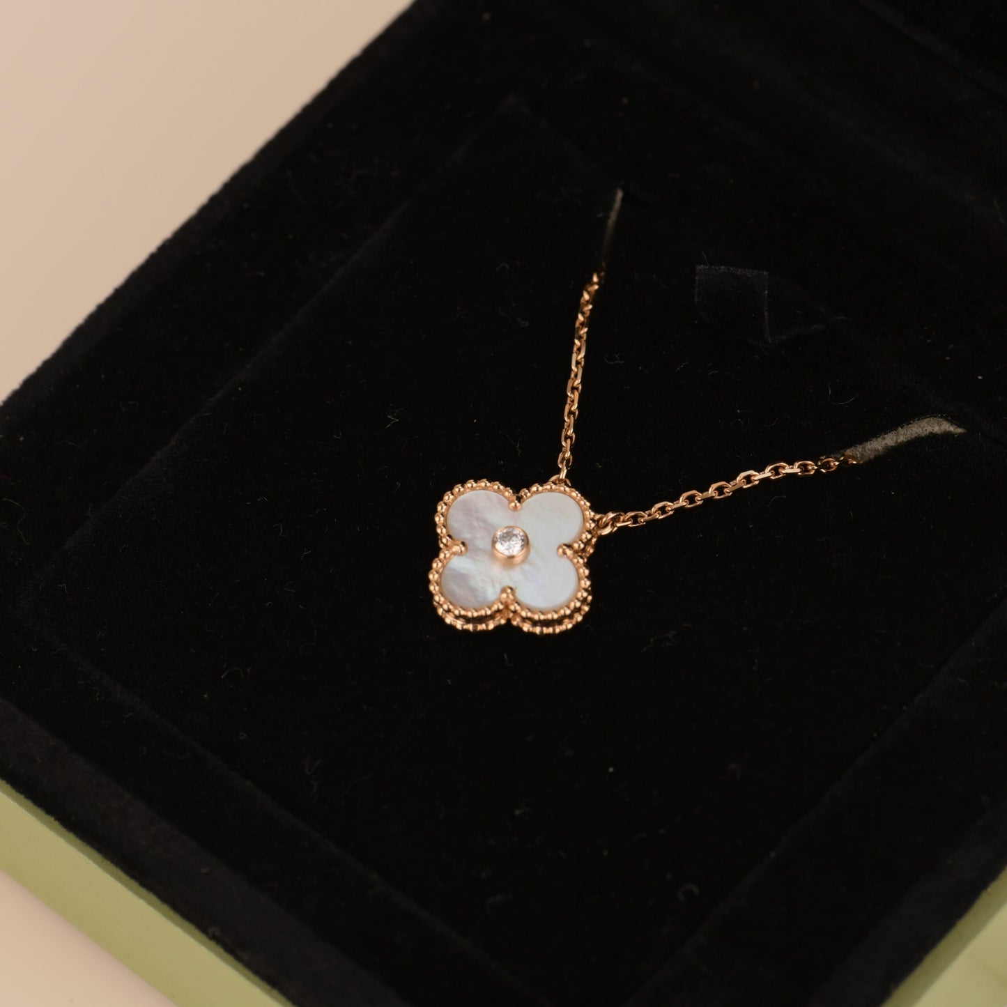 [Auream]CLOVER 15MM DIAMOND WHITE FRITILLARIA NECKLACE