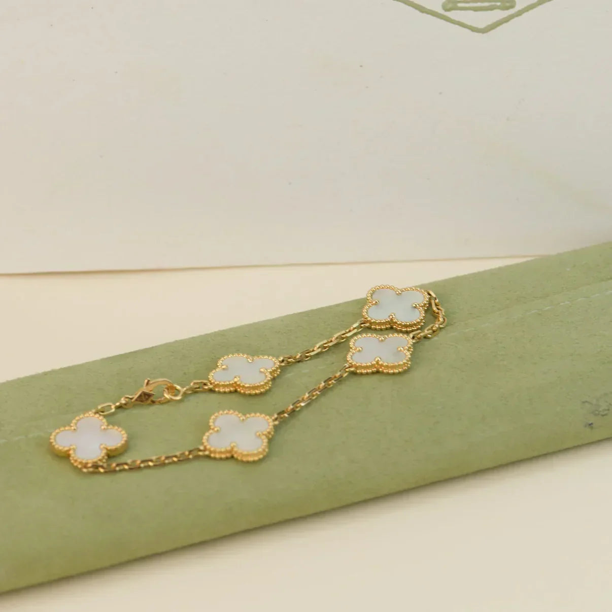 [Auream]CLOVER WHITE PEARL MOP 5 MOTIF BRACELET COLLECTION