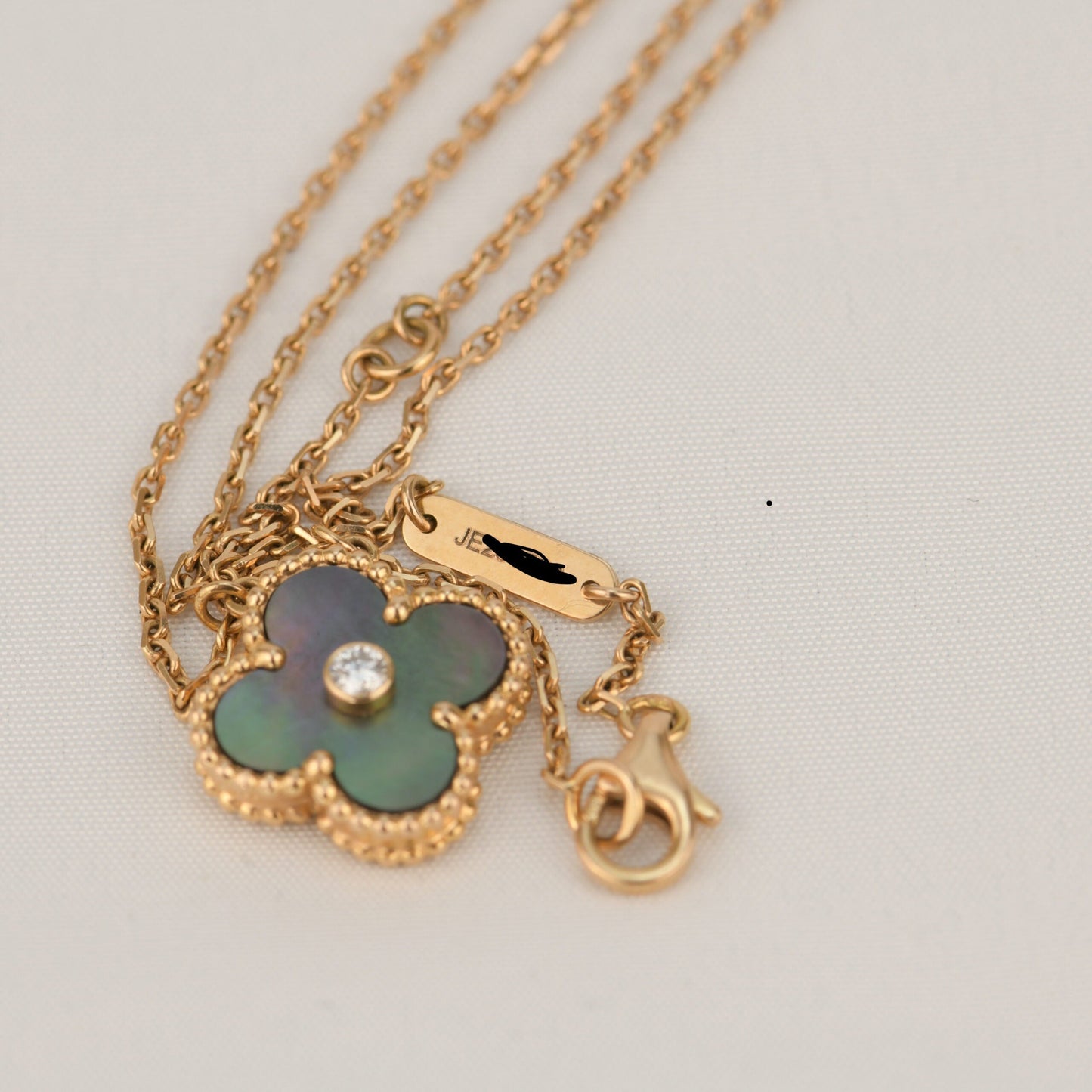 [Auream]CLOVER 15MM DIAMOND AND MOTHER-OF-GREY NECKLACE