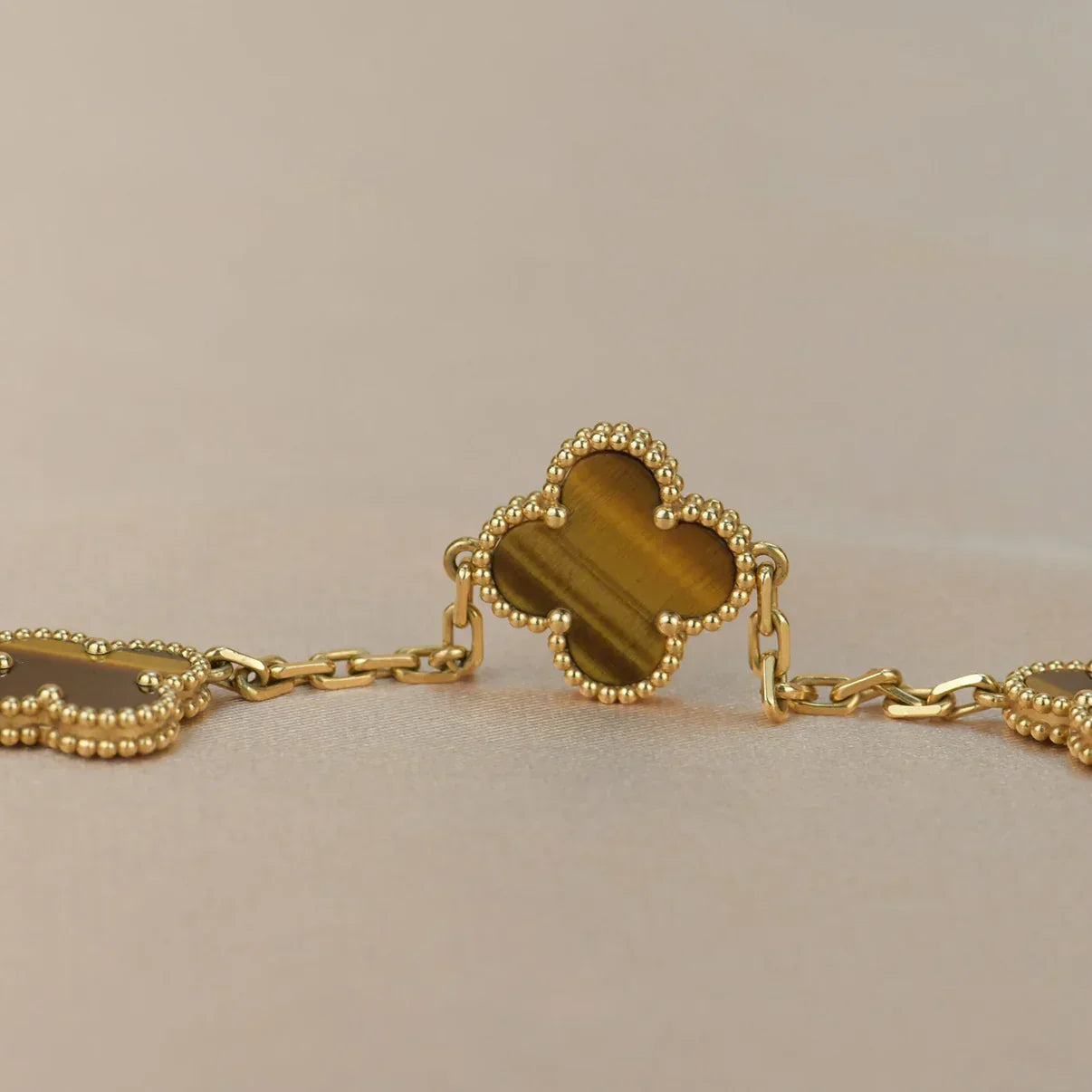 [Auream] CLOVER 5 MOTIFS TIGER EYE BRACELET COLLECTION
