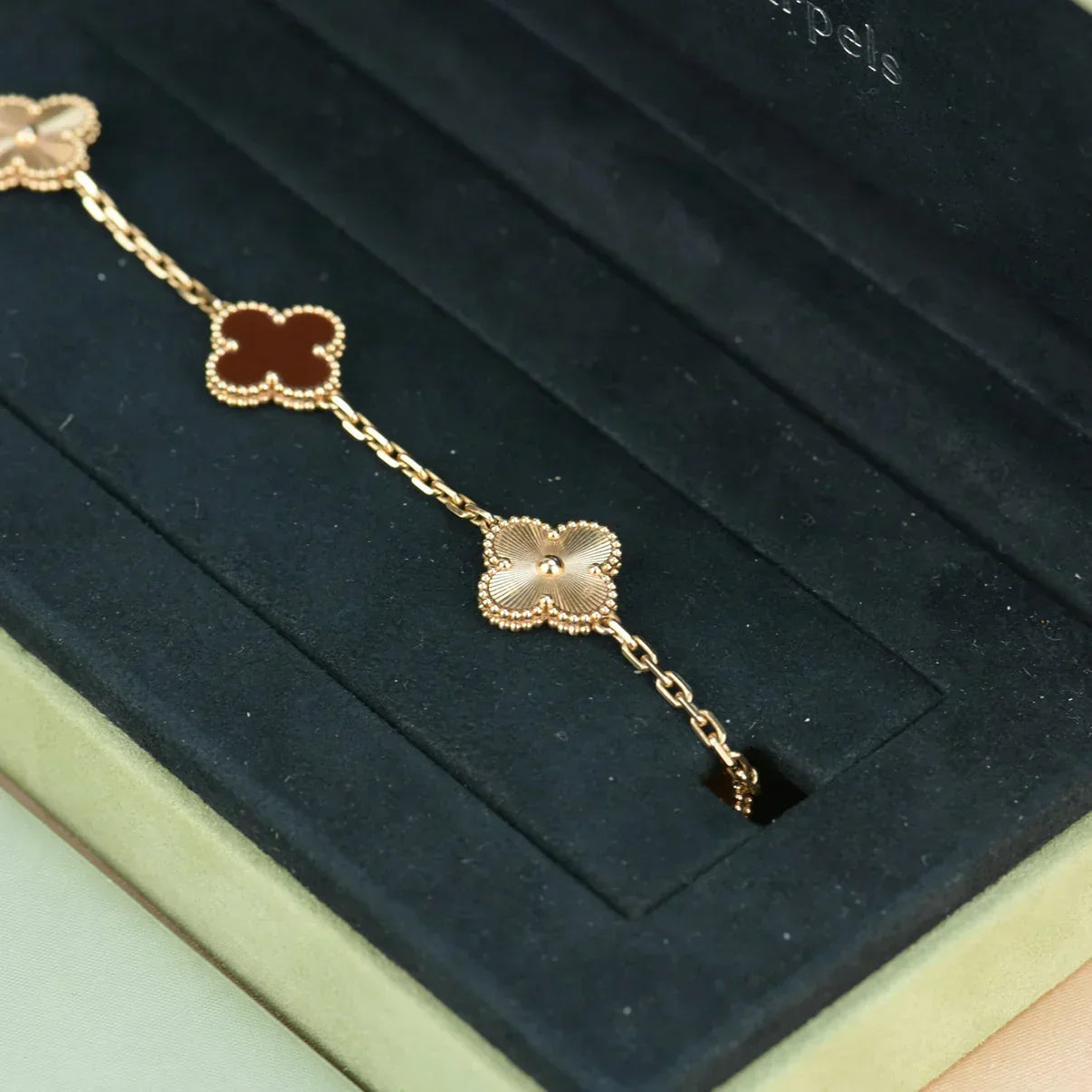 [Auream] CLOVER 5 MOTIF RED CORNELIAN BRACELET COLLECTION
