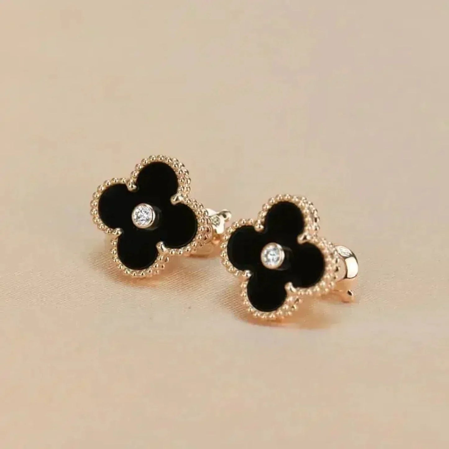 [Auream]CLOVER MEDIUM 1 MOTIFS ONYX DIAMOND EARRINGS