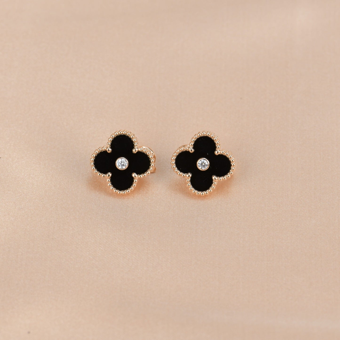 [Auream]CLOVER MEDIUM 1 MOTIFS ONYX DIAMOND EARRINGS