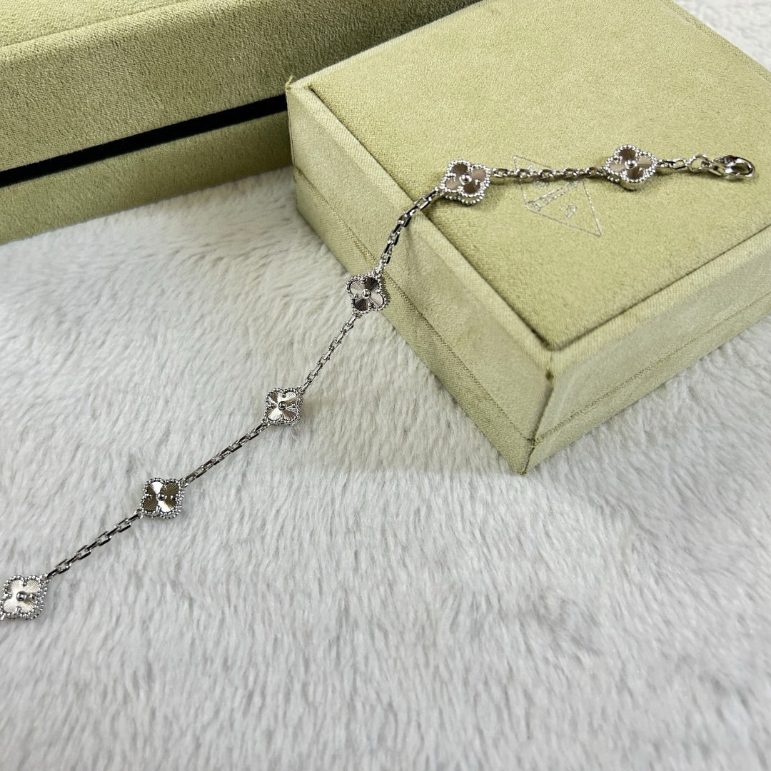 [Auream]CLOVER 6 MOTIF DIAMOND BRACELET
