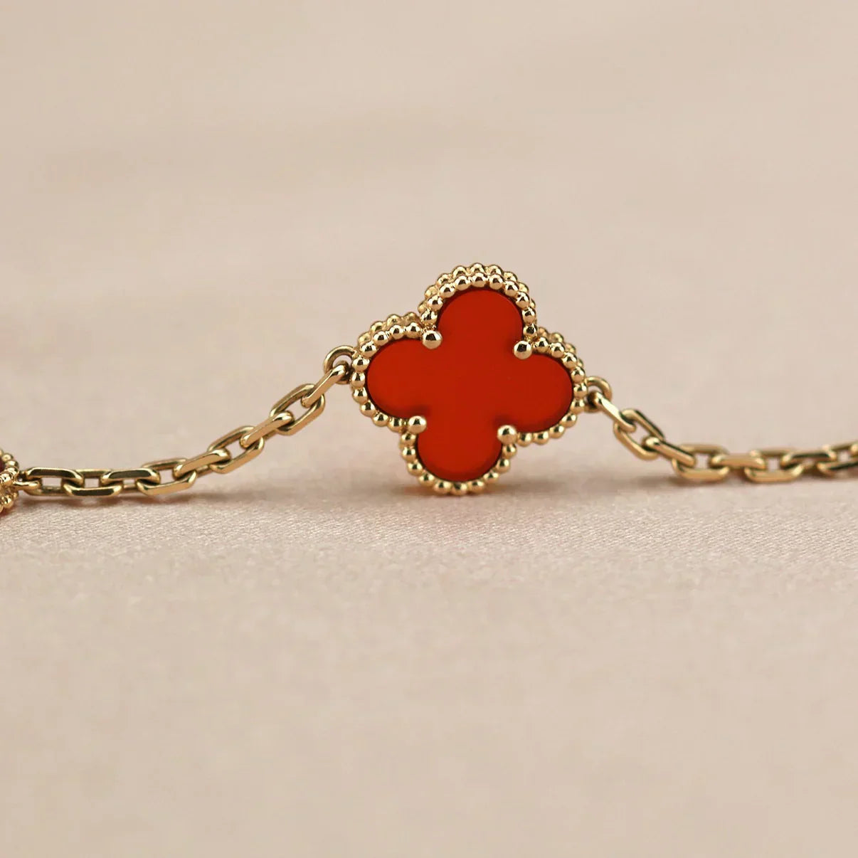 [Auream] CLOVER 5 MOTIF RED CORNELIAN BRACELET COLLECTION
