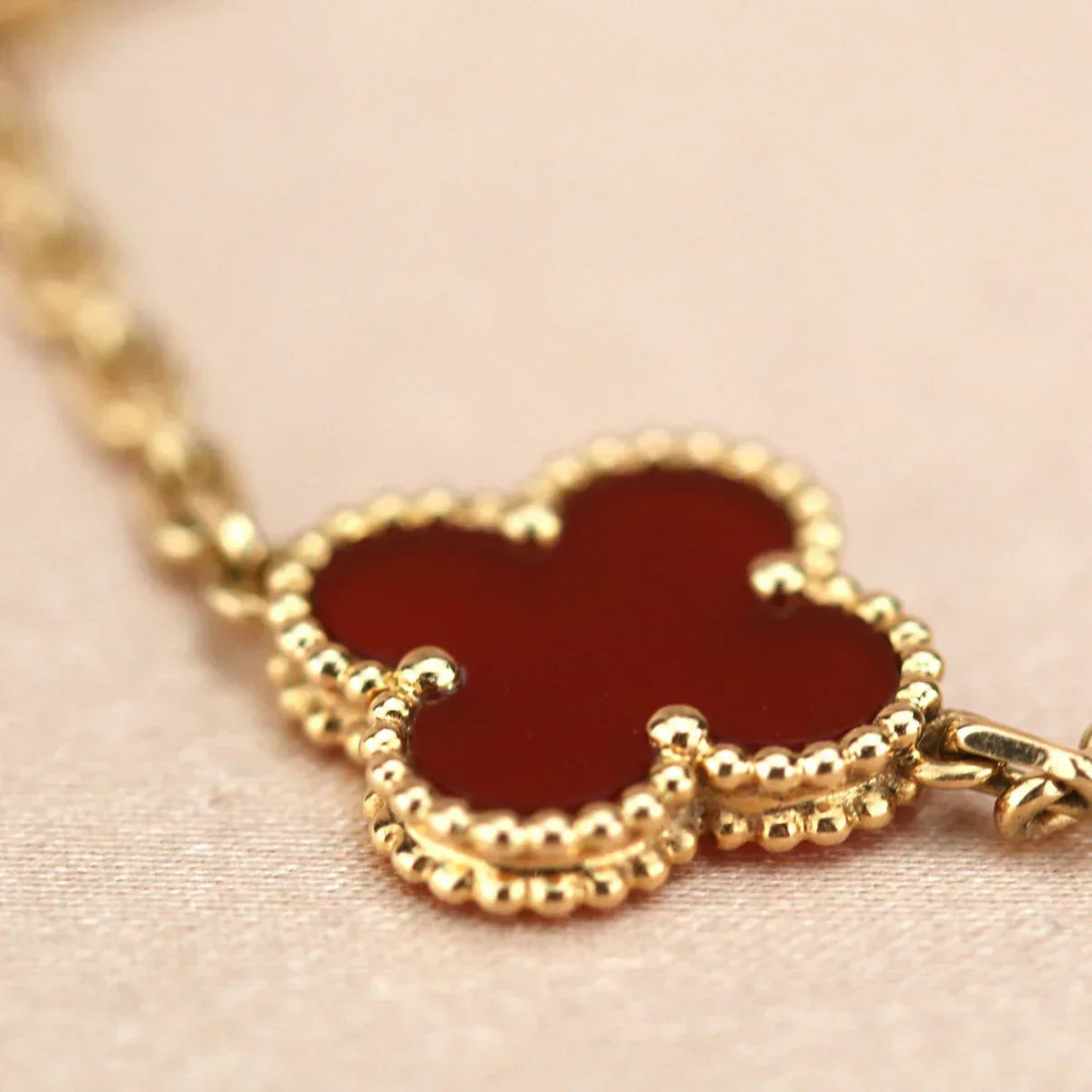 [Auream] CLOVER 5 MOTIF RED CORNELIAN BRACELET COLLECTION