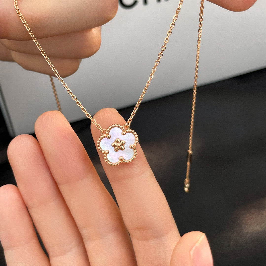 [Auream]LUCKY  WHITE MOP  PLUM BLOSSOM NECKLACE