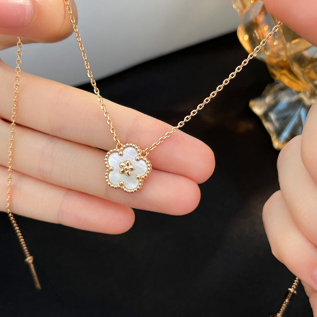 [Auream]LUCKY  WHITE MOP  PLUM BLOSSOM NECKLACE