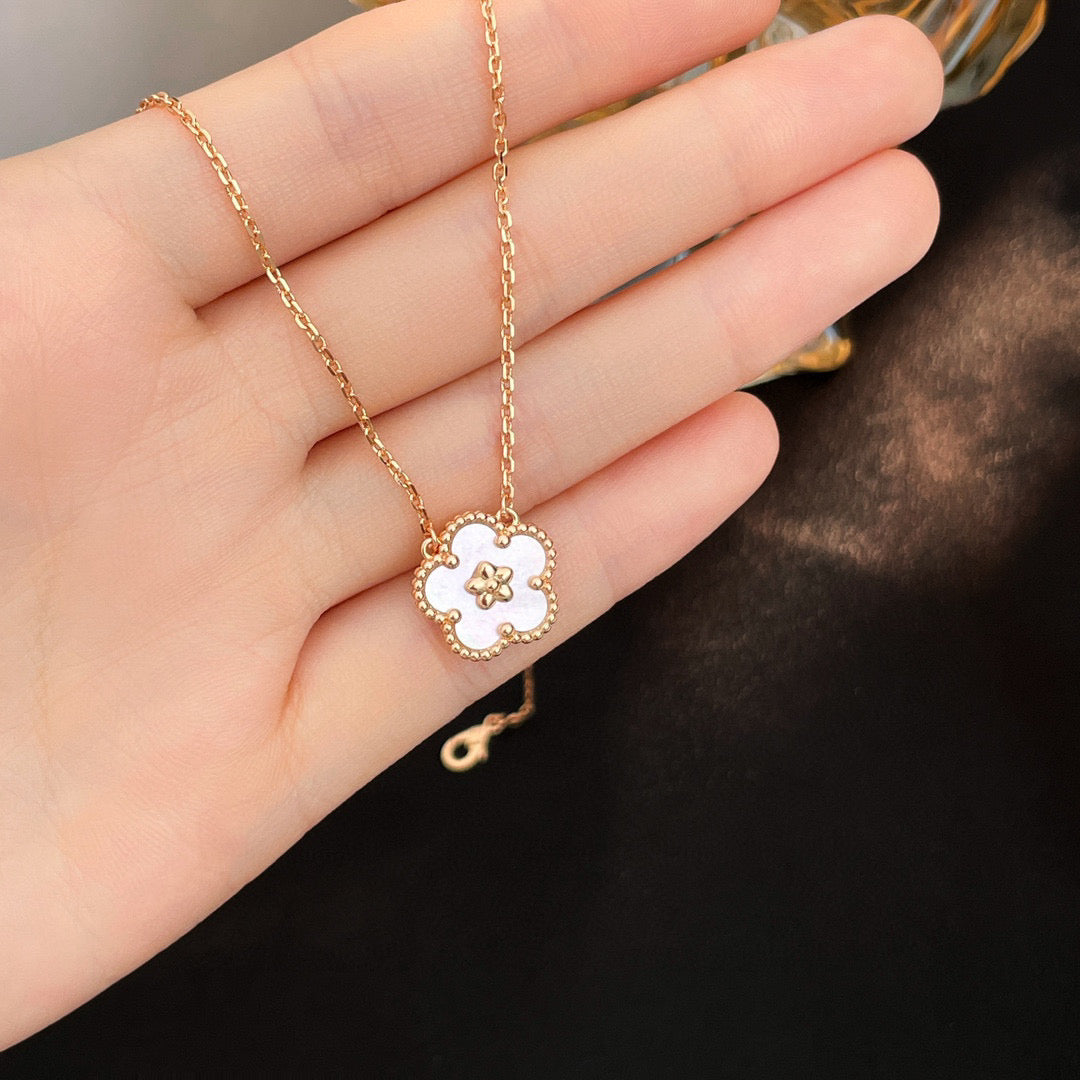 [Auream]LUCKY  WHITE MOP  PLUM BLOSSOM NECKLACE