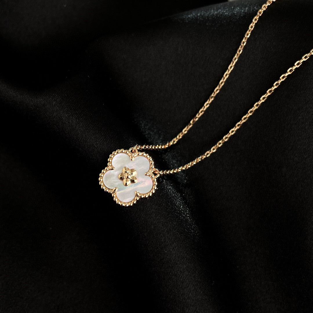 [Auream]LUCKY  WHITE MOP  PLUM BLOSSOM NECKLACE