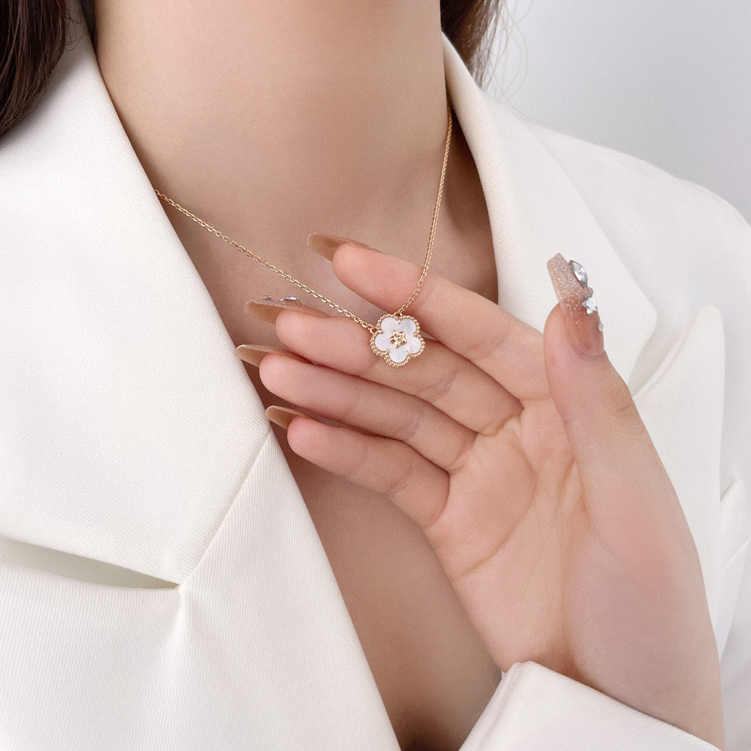 [Auream]LUCKY  WHITE MOP  PLUM BLOSSOM NECKLACE