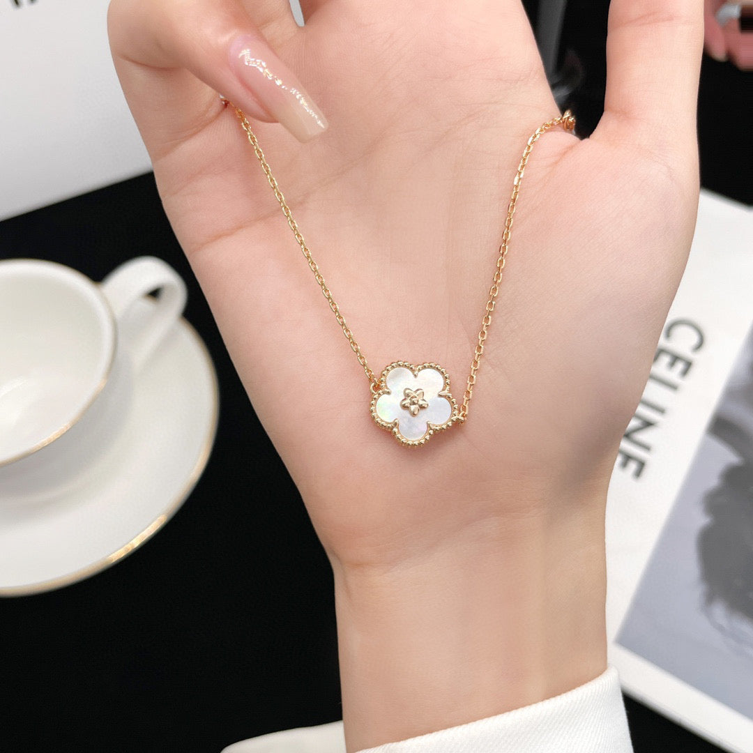 [Auream]LUCKY WHITE MOP PLUM BLOSSOM  BRACELET