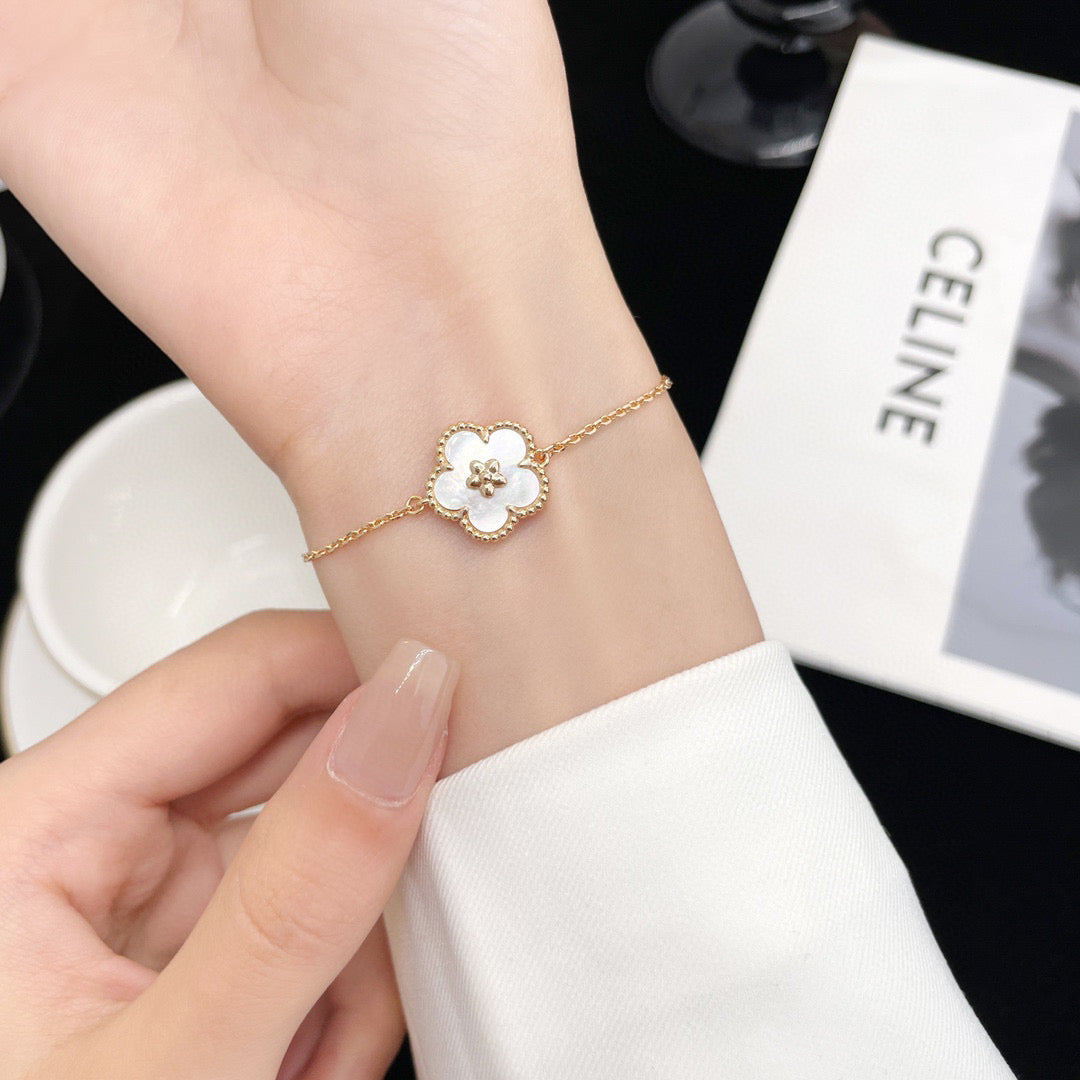 [Auream]LUCKY WHITE MOP PLUM BLOSSOM  BRACELET