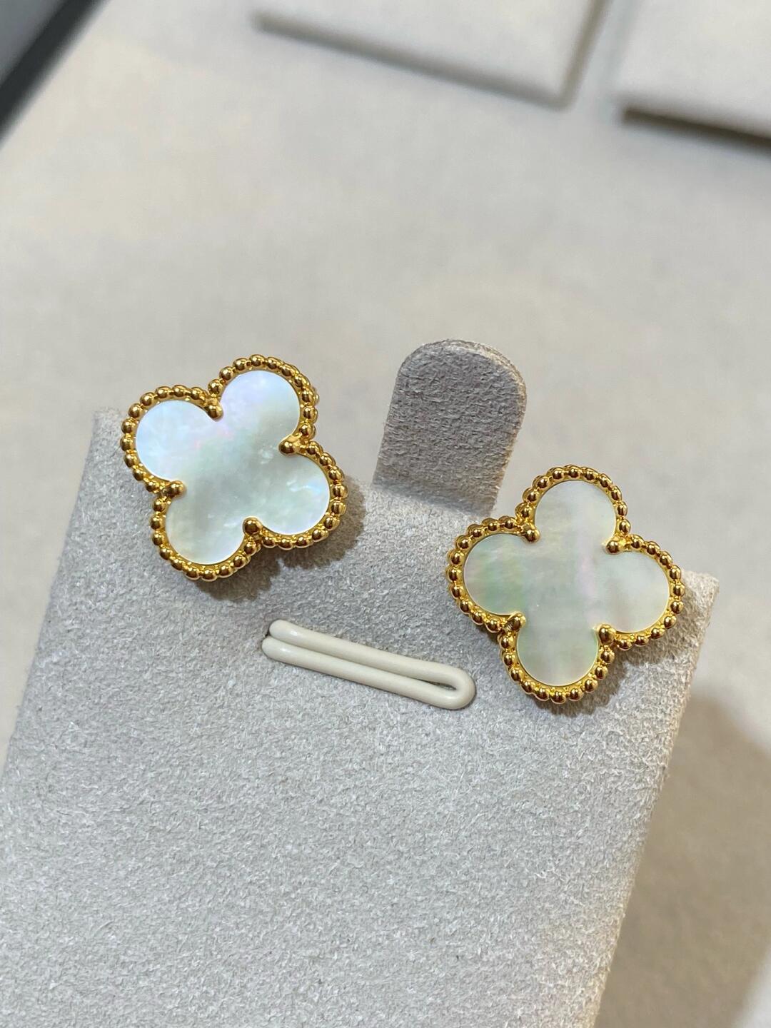[Auream] CLOVER LARGE (20mm) 1 MOTIFS WHITE MOP STUD EARRINGS