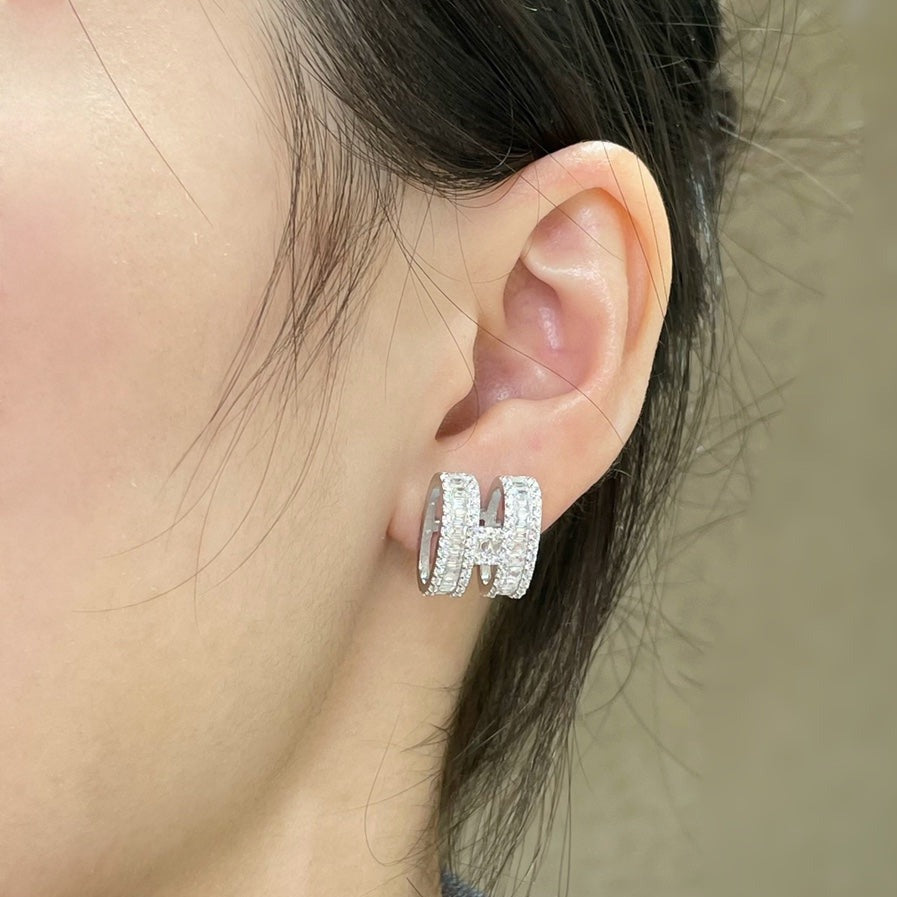 [Auream]H STUD EARRINGS WITH SILVER DIAMONDS