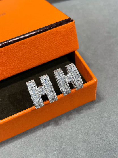 [Auream]H STUD EARRINGS WITH SILVER DIAMONDS