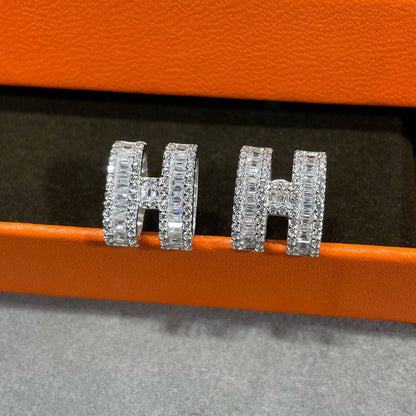 [Auream]H STUD EARRINGS WITH SILVER DIAMONDS