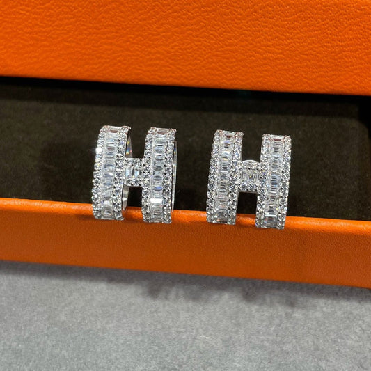 [Auream]H STUD EARRINGS WITH SILVER DIAMONDS