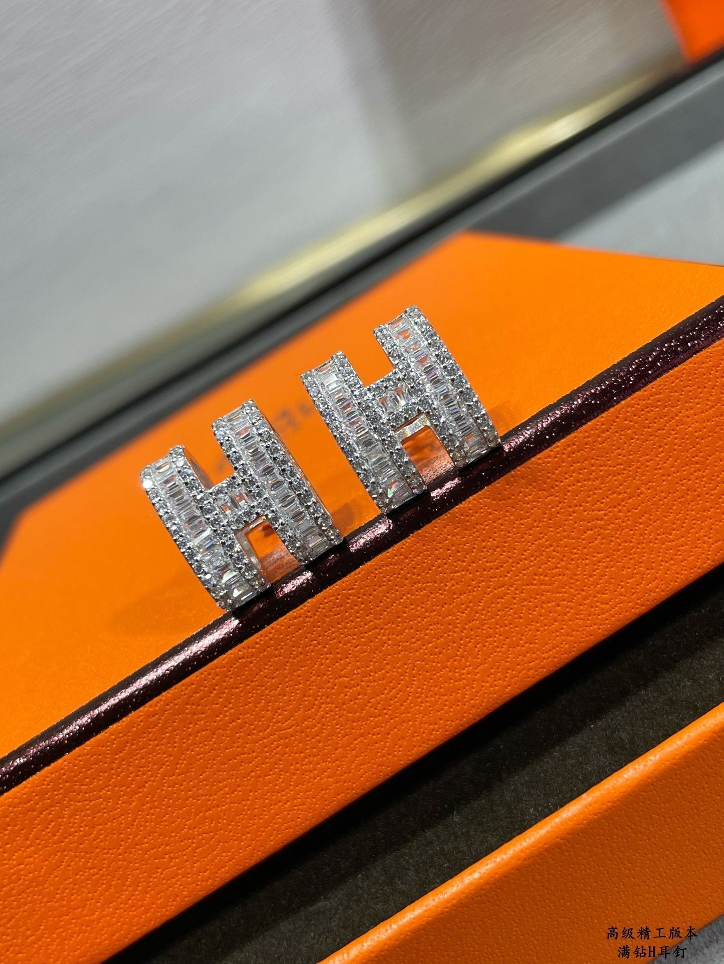 [Auream]H STUD EARRINGS WITH SILVER DIAMONDS