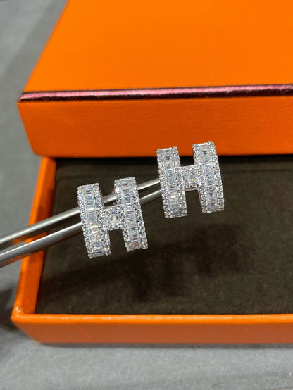 [Auream]H STUD EARRINGS WITH SILVER DIAMONDS