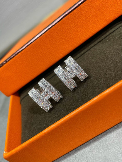 [Auream]H STUD EARRINGS WITH SILVER DIAMONDS